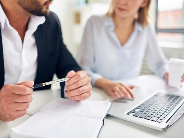 discutiendo-plan-negocios_1098-15918